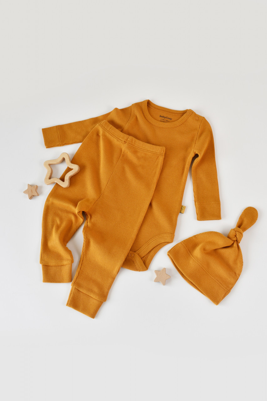 Set 3 piese: body cu maneca lunga, panataloni lungi si caciulita din bumbac organic si modal - mustar, baby cosy (marime: 3-6 luni)