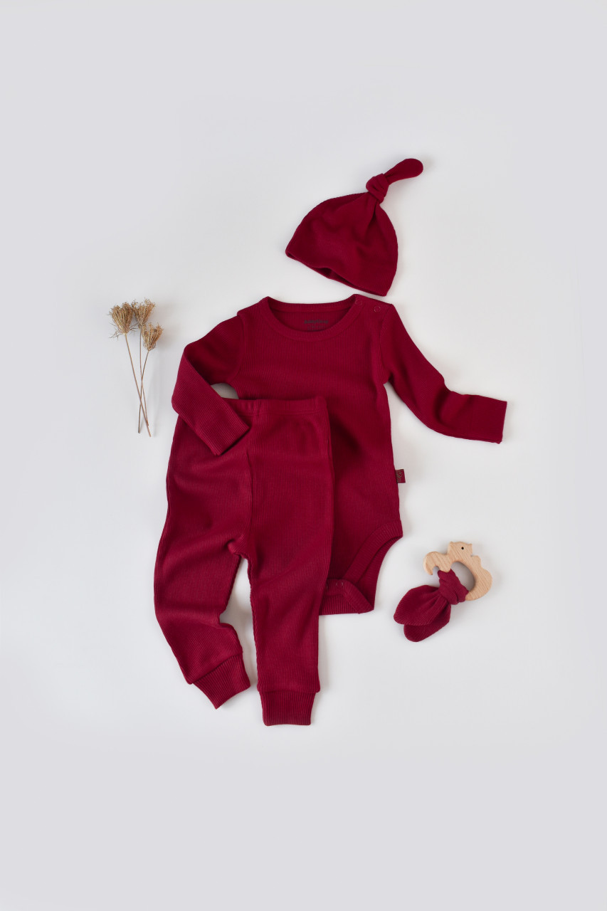 Set 3 piese: body cu maneca lunga, panataloni lungi si caciulita din bumbac organic si modal - rosu, baby cosy (marime: 6-9 luni)