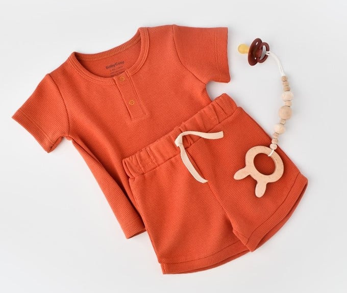 Set tricou cu panataloni scurti - 100% bumbac organic - scortisoara, baby cosy (marime: 12-18 luni)