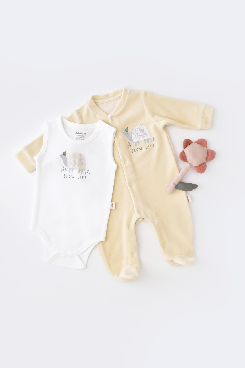 Set broscuta cu salopeta si body din 80%bumbac organic si 20% poliester - crem, baby cosy (marime: 6-9 luni)