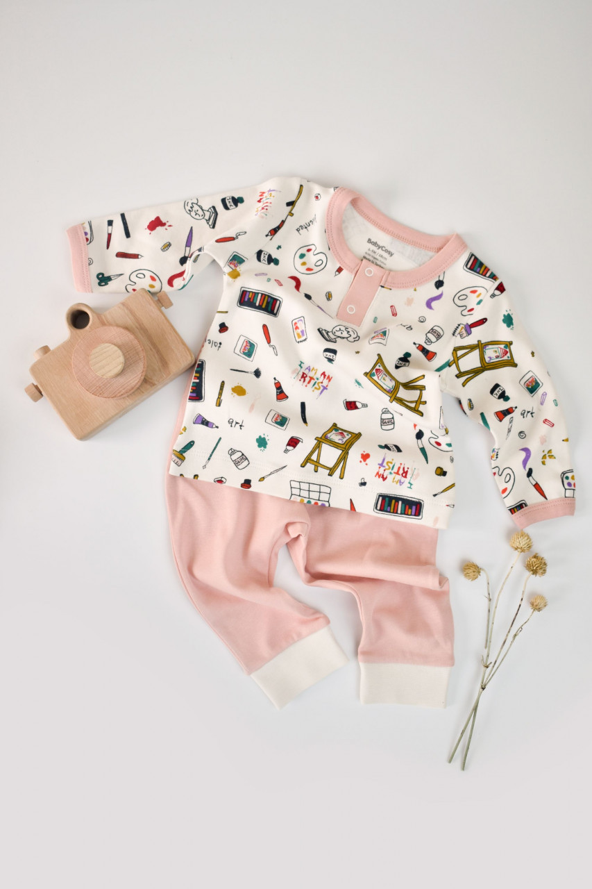 Set bluzita cu maneca lunga si nasturei si panataloni lungi, 100% bumbac organic, babycosy, pudra (marime: 6-9 luni)