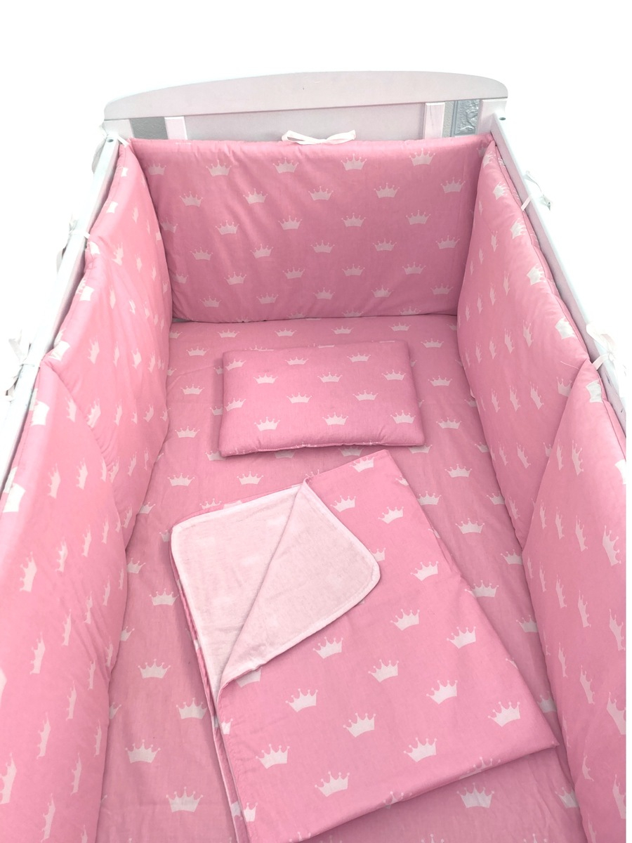 Lenjerie de pat bebelusi 140x70 cm cu aparatori laterale pufoase, cearsaf, paturica dubla si pernuta slim deseda coronite albe pe roz