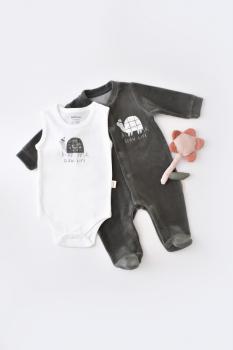 Set broscuta cu salopeta si body din 80%bumbac organic si 20% poliester - antracit, baby cosy (marime: 0-3 luni)