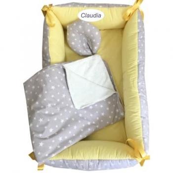 Reductor personalizat bebe bed nest cu paturica si pernuta antiplagiocefalie deseda stelute pe gri